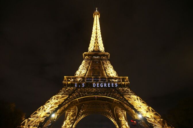 Zum Ende des Klimagipfels in Paris erstrahlt der Eiffelturm bei Nacht mit der Aufschrift „1,5 Grad“.