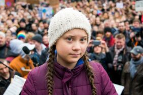 Greta Thunberg, Klimaaktivistin, steht während einer Kundgebung auf dem Rathausmarkt auf einer Bühne. Die junge Schwedin ist erstmals für einen Schulstreik für mehr Klimaschutz nach Deutschland gekommen.