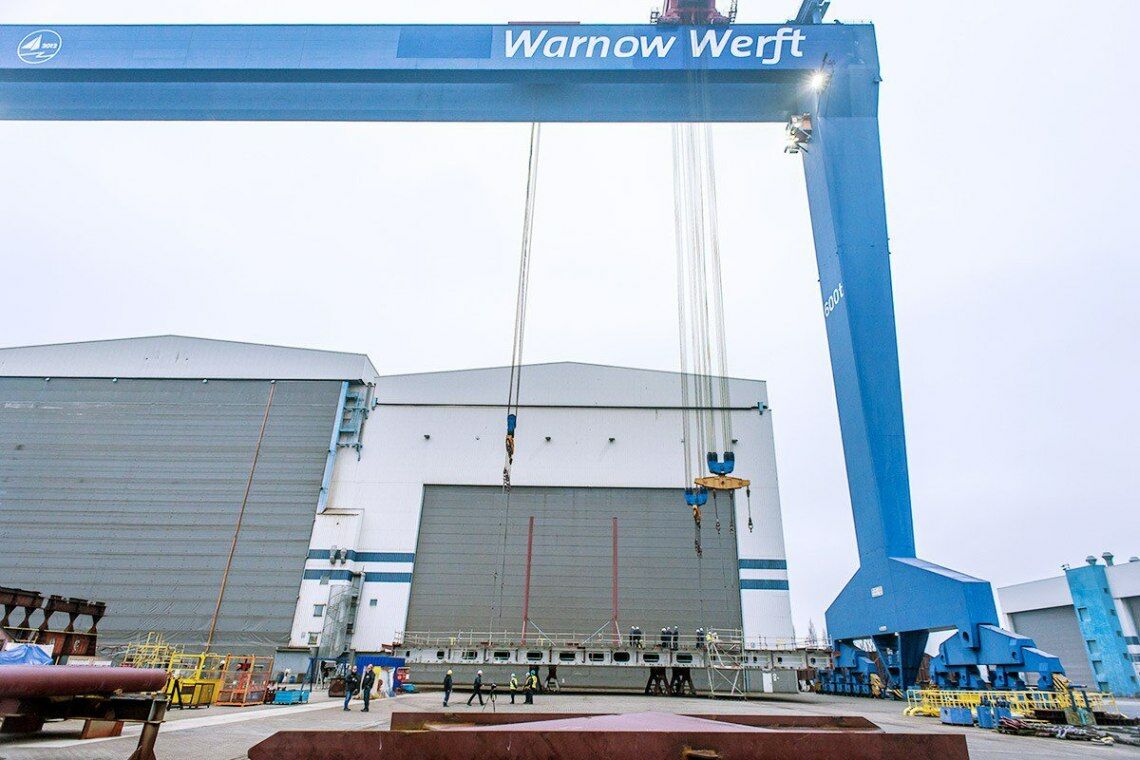 „Warnow Werft“ steht auf dem Kran in Warnemünde: Das Unternehmen hat wiederholt den Besitzer und den Namen gewechselt. 2009 wurde es in Nordic Yards umbenannt.