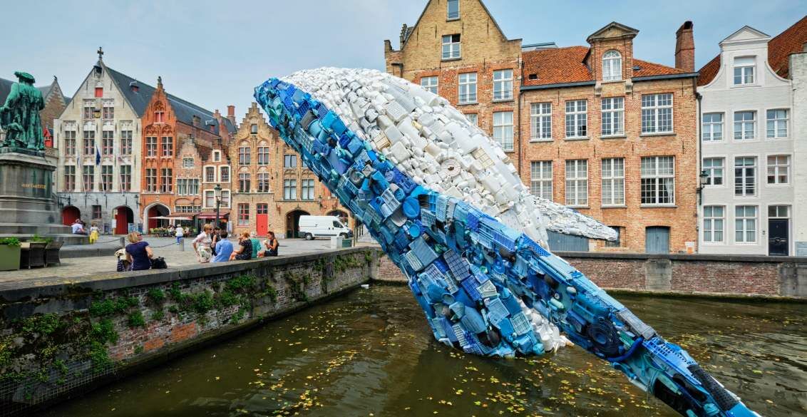 Die Idee der Kreislaufwirtschaft ist bestechend: Sie reduziert die Abfallmenge und erschließt neue Rohstoffquellen. Im Bild: Walskulptur aus Plastikmüll in Brügge.