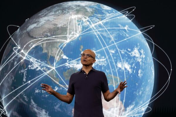 Microsoft-Chef Satya Nadella verspricht, dass Microsoft bis 2050 so viel CO2 aus der Atmosphäre entfernen wird, wie der Konzern seit seiner Gründung 1975 verursacht hat.