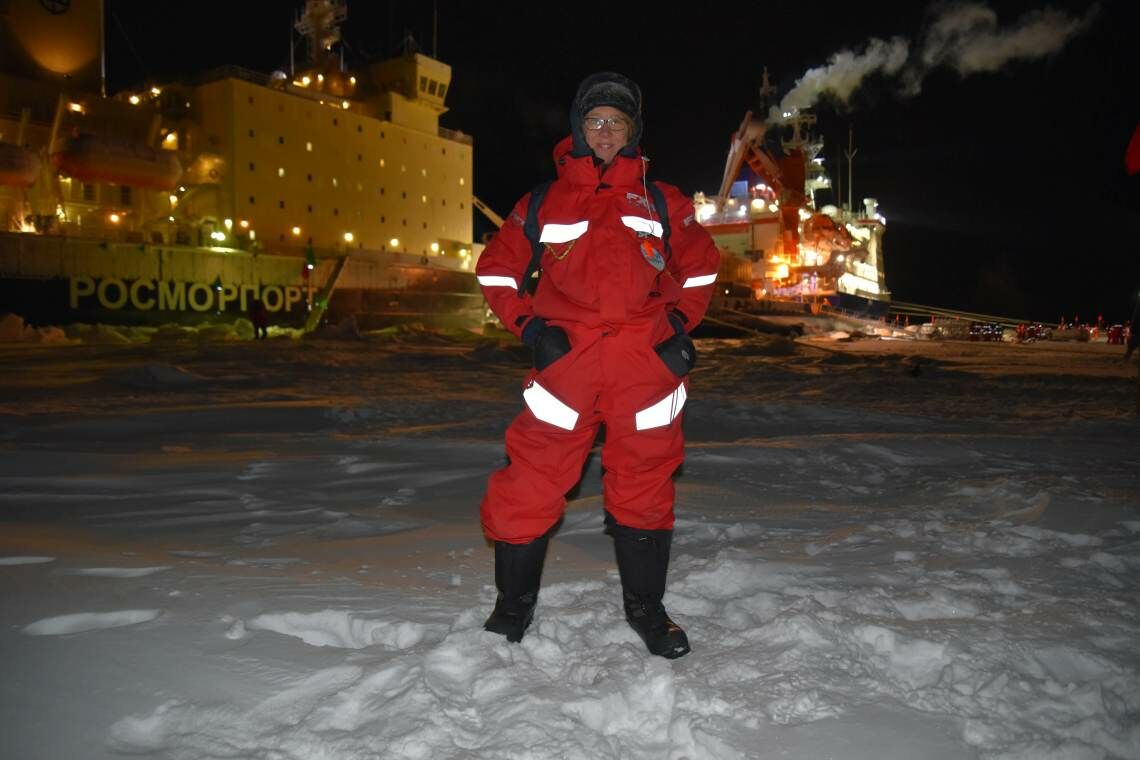 Dorothea Bauch während der Mosaic-Expedition vor den Eisbrechern Polarstern und Dranitzyn. Die Wissenschaftlerin arbeitet am Geomar Helmholtz-Zentrum für Ozeanforschung in Kiel.