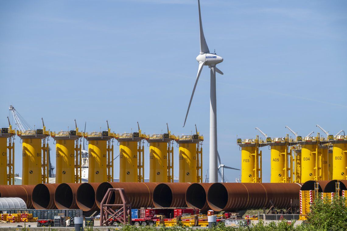 Bauteile für einen Offshore-Windpark warten in einem niederländischen Hafen auf die Verschiffung zum Bauplatz in der deutschen Nordsee.