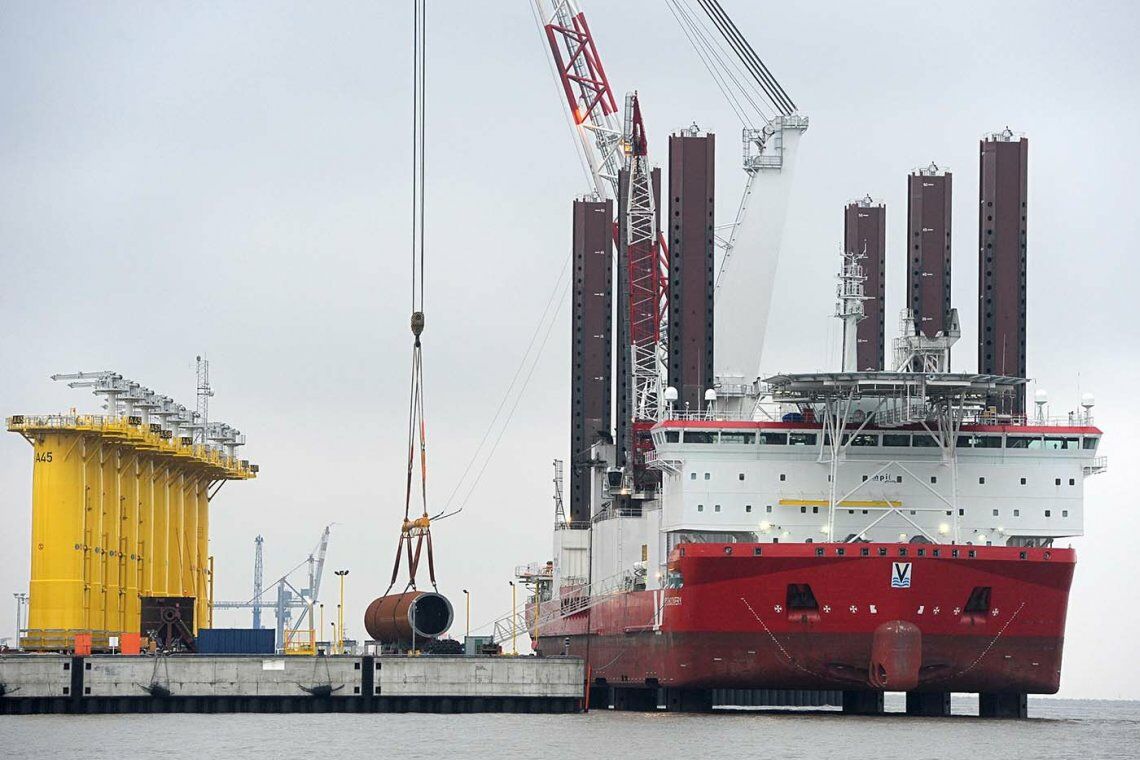 Verladung von Offshore-Windkraftanlagen: Zu den größten Schwierigkeiten beim Bau von Windparks auf See zählt die Logistik