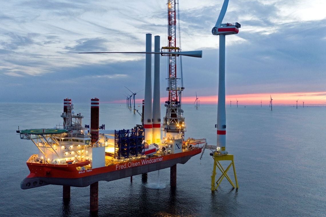 Die „Bold Tern“ kann sich auf vier Beinen aus dem Meer stemmen. So steht sie ruhig auf dem Grund, wenn mit ihrem Kran Offshore-Windräder gebaut werden.