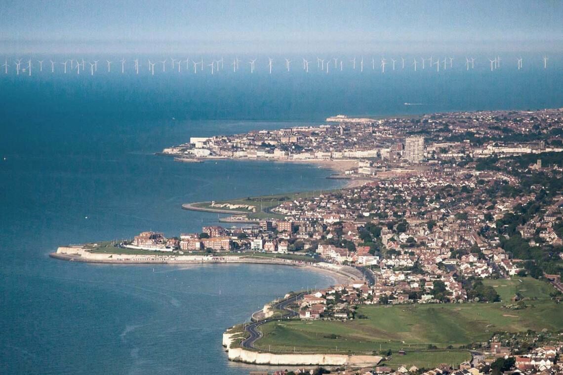 Offshore-Windparks stehen wie hier in England meist in Küstennähe, wo das Wasser eher flach ist. Bei einer Tiefe von 50 Metern ist bislang Schluss.