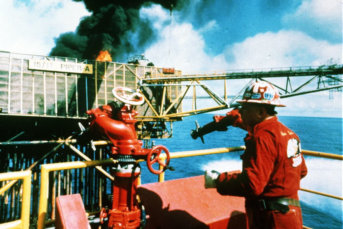 Der berühmteste Feuerwehrmann der Welt, Red Adair, konnten die Bohrinsel mit seinem Team nach drei Wochen löschen.