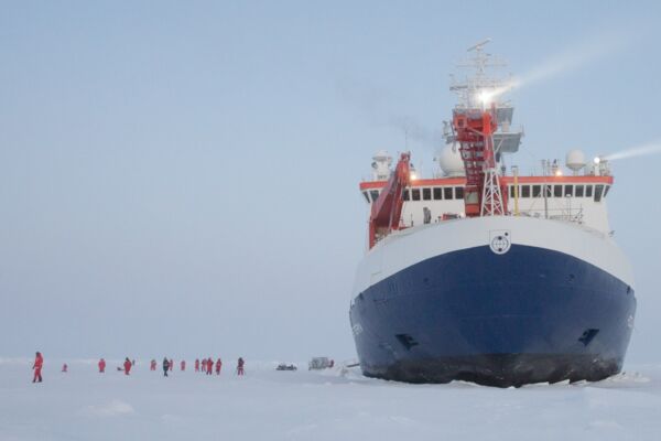 Mosaic-Expedition: Im Oktober 2019 lässt sich die Polarstern im Nordpolarmeer festfrieren, um ein Jahr lang mit der natürlichen Drift durch die Arktis zu reisen.