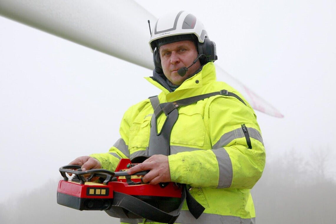 Auf den letzten Metern sind Rotorblätter oft auf selbstfahrenden Spezialtransportern unterwegs, Blade Runner genannt, die per Fernsteuerung gelenkt werden.