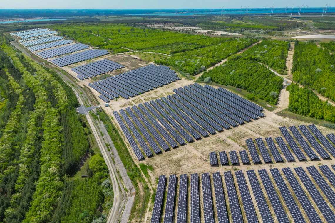 Solarpark in der Lausitz: Im früheren Tagebau Jänschwalde wird sichtbar, wie eine nachhaltige Landschaftsgestaltung mit dem Aufbau erneuerbarer Energien Hand in Hand gehen kann.