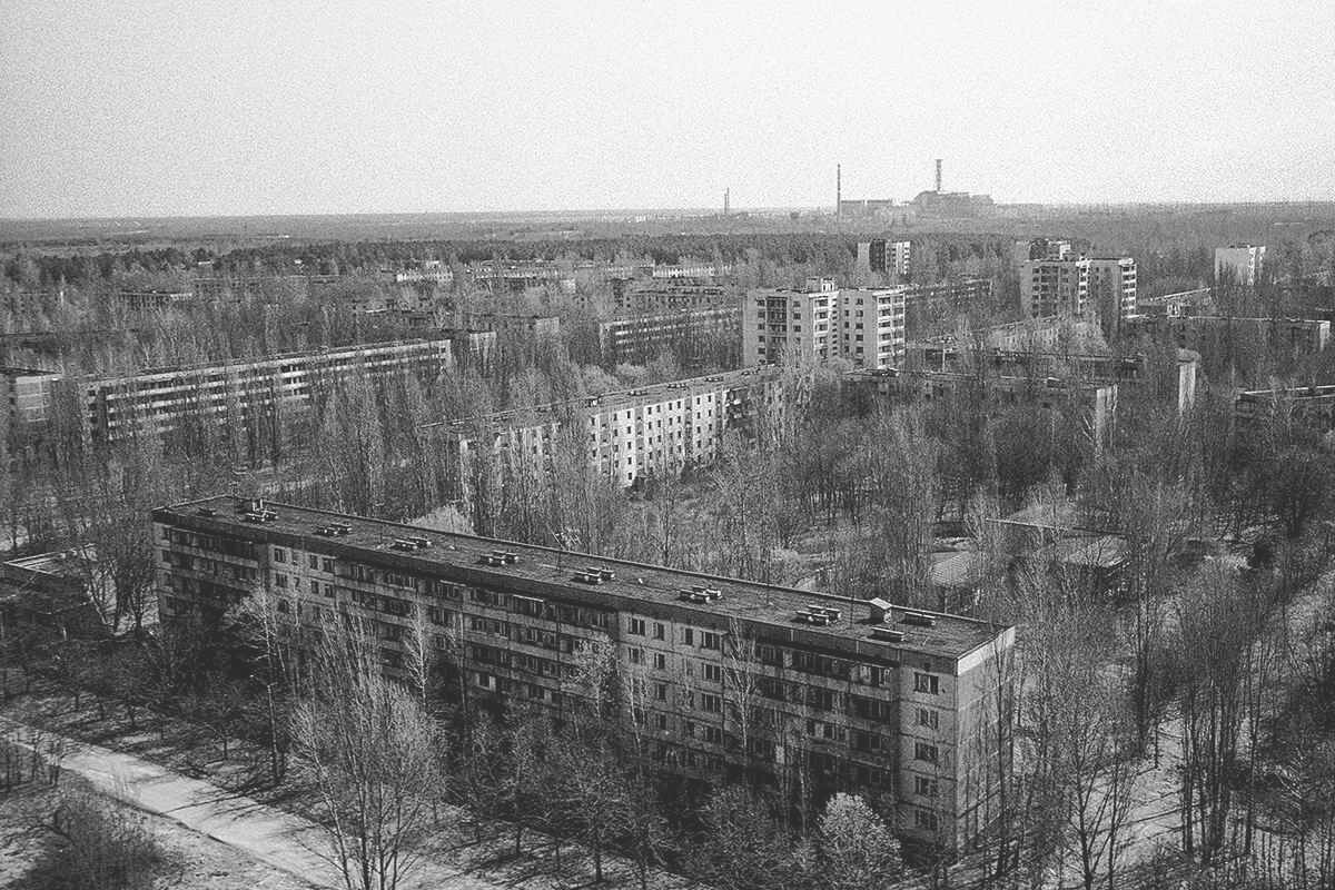 Luftbild der Geisterstadt Pripyat mit dem Atomkraftwerk Tschernobyl im Hintergrund. Foto: Arthur Bondar.