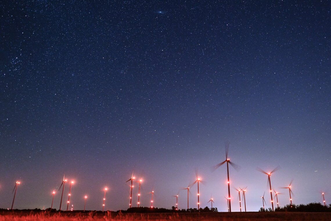 Windräder bei Nacht: Ab 2023 darf das Warnlicht an Windrädern nur noch dann leuchten, wenn sich Flugzeuge nähern.