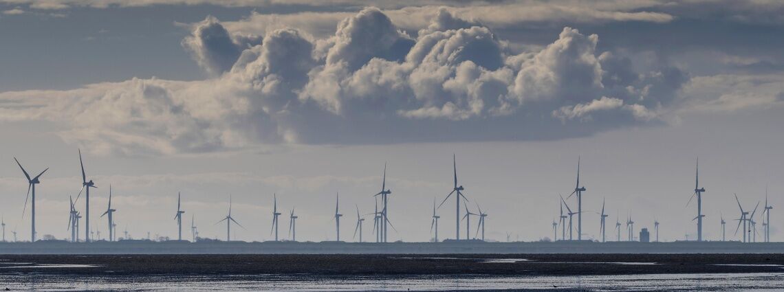 Windräder in Schleswig-Holstein: Im Verhältnis zu seiner Fläche hat das Bundesland mehr Windenergie-Kapazität gebaut als alle anderen Flächenländer.