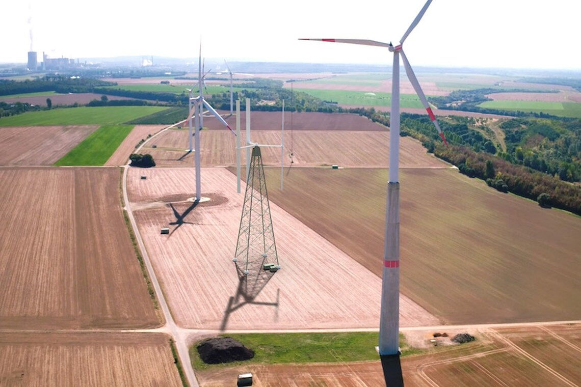 Agile Wind Power hat ein Vertikalwindrad auf dem Windkrafttestfeld in Grevenbroich errichtet.
