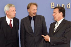 Atomausstieg: Gerhard Schröder, Jürgen Trittin und Werner Müller ebnen der Energiewende den Weg.