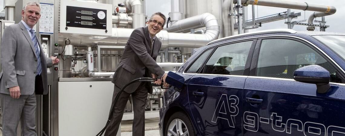 Power-to-Gas-Anlage von Audi im emsländischen Werlte: Kurz vor Betriebsstart besuchen der damalige Präsident des Umweltbundesamts Jochen Flasbarth (r.) und Audi-Manager Heinz Hollerweger die Anlage.