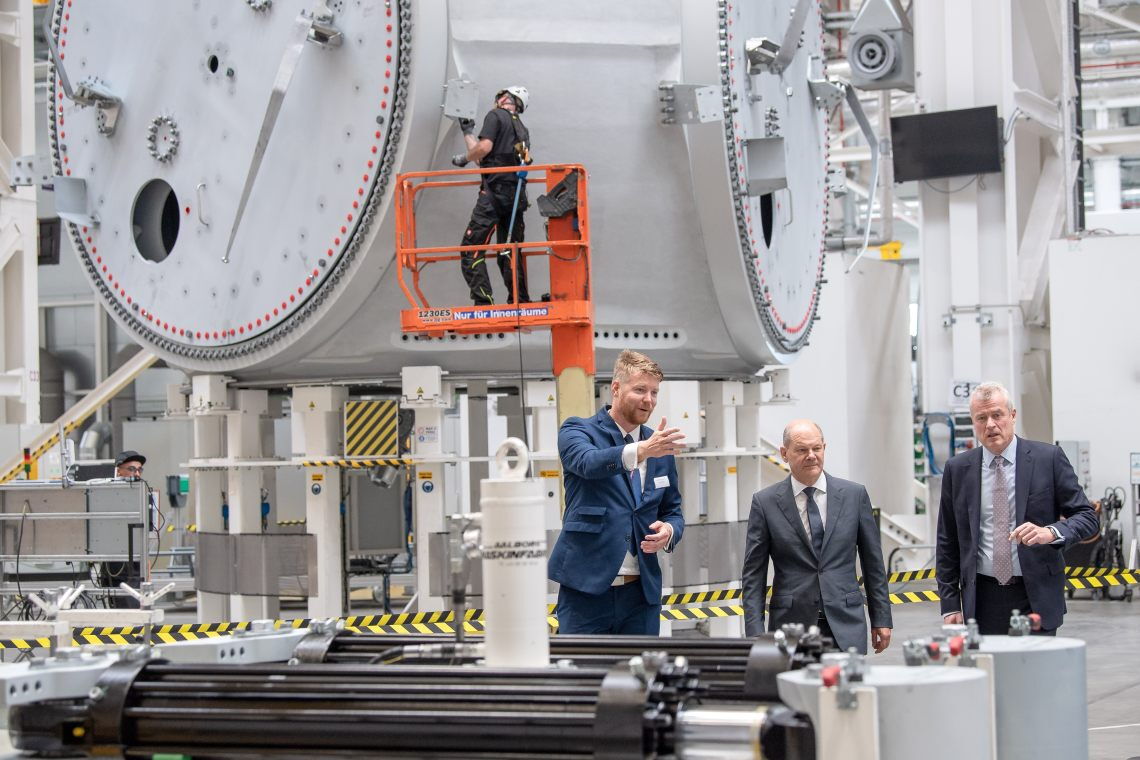 Kanzler Olaf Scholz bei Siemens Gamesa in Cuxhaven: Der Hafen muss ausgebaut werden, um den Offshore-Wind-Boom bewältigen zu können.