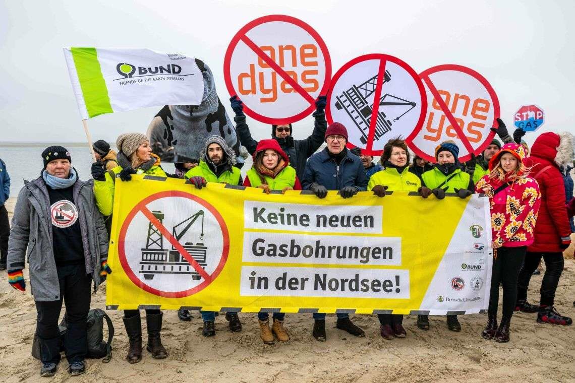 Umweltschützer protestieren gegen die geplanten Erdgas-Bohrungen vor Borkum am Rande des Wattenmeers in der Nordsee.