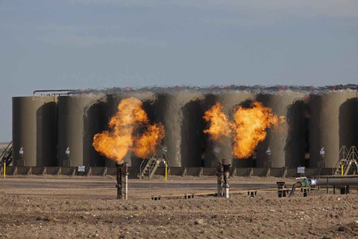 Bei der Ölförderung in den USA wird Erdgas abgefackelt – Picture-Alliance/ImageBroker Öl- und Gasförderung in den USA: Vor allem durch den Einsatz von Fracking kann viel Methan in die Atmosphäre gelangen und die Erderwärmung anheizen.