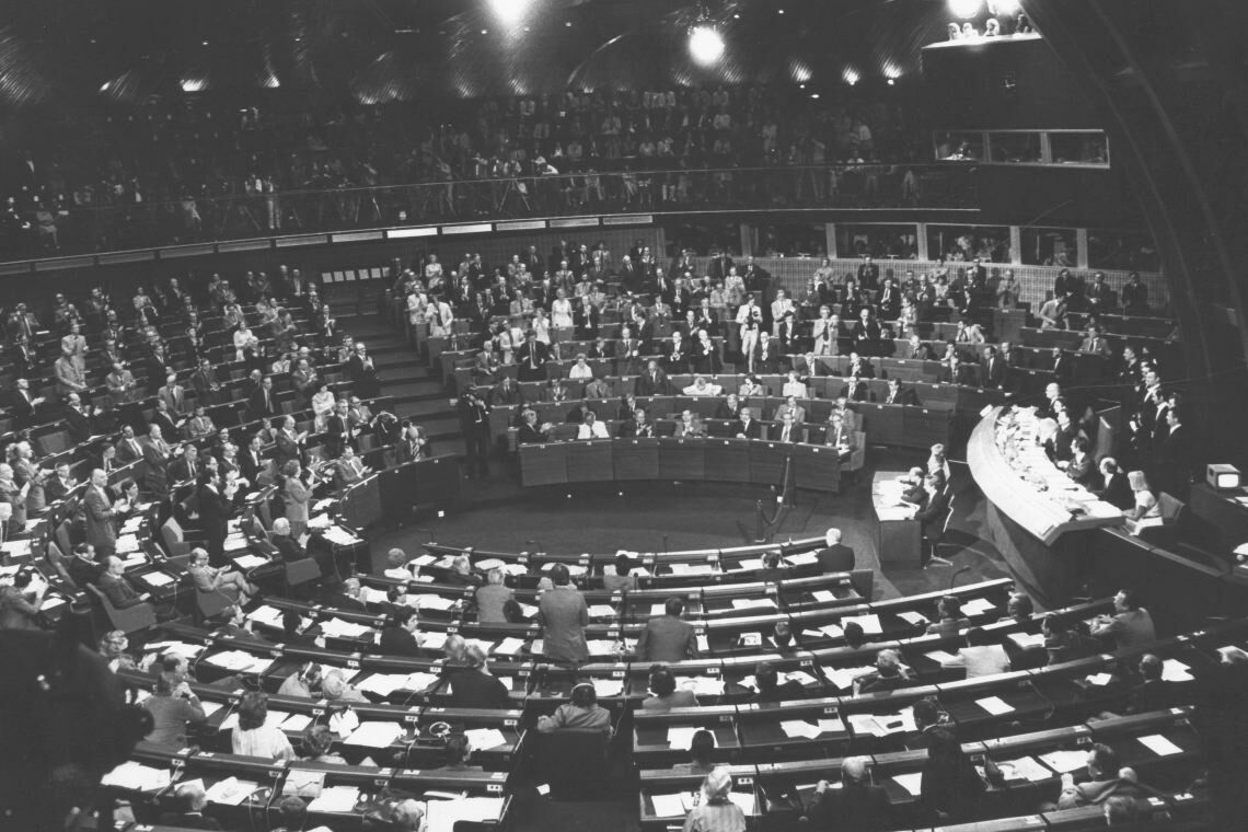 Blick in den Plenarsaal des ersten direkt gewählten europäischen Parlaments in Straßburg. Die Wahl 2024 stellt auch die Weichen in der Klimapolitik neu.