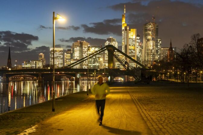 Frankfurter Skyline bei Nacht: Erneuerbare Energien sind längst die wichtigste Stromquelle in Deutschland. Sie haben die fossilen Energieträger überholt.