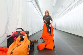 Frauen in der Offshore-Windkraft: Christel Siebens zieht sich einen Überlebensanzug an.