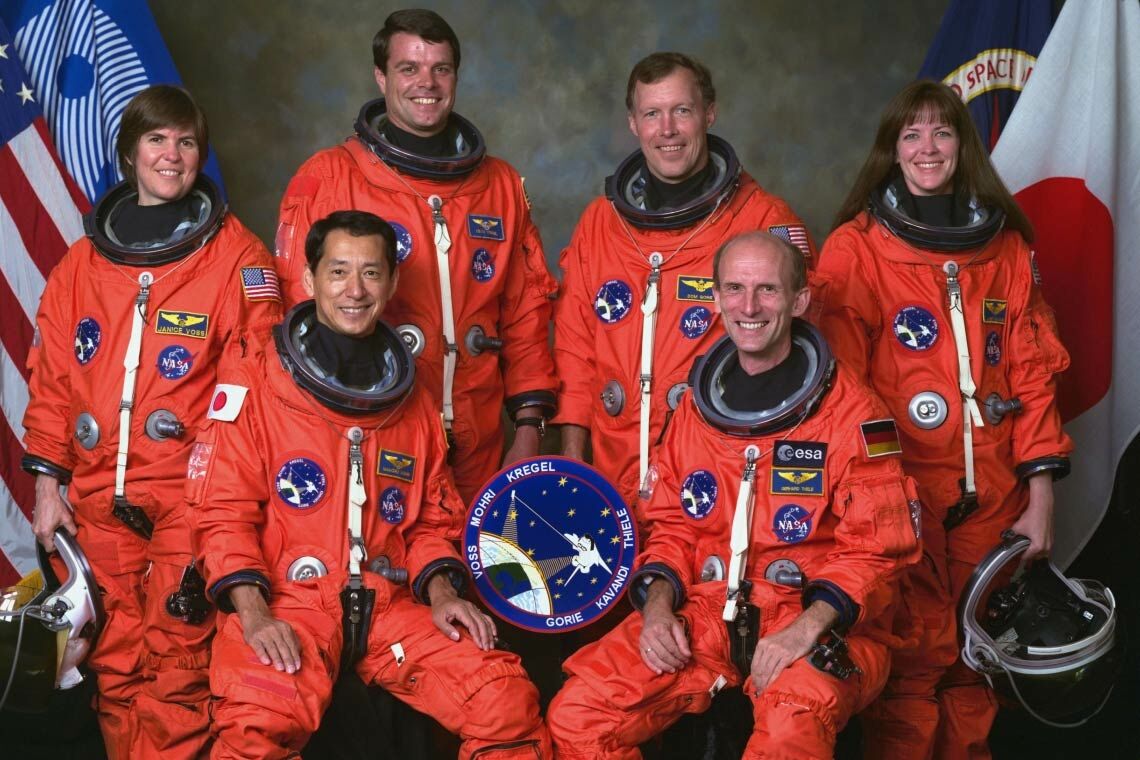 Gerhard Thiele (Zweiter von rechts) war der zehnte Deutsche im All. Das Foto zeigt ihn mit der Crew des des „Endeavour“-Flugs.