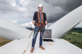 „Wir setzten uns dafür ein, dass die Wasserstoffproduktion da aufgebaut wird, wo die erneuerbaren Energien stehen“, sagt Schleswig-Holsteins Energieminister Jan Philipp Albrecht (Grüne), hier auf einem Windrad stehend.