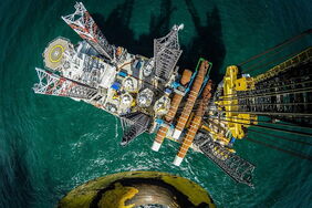 Offshore-Windpark Sandbank von Vattenfall: Sepktakuläre Aufnahme vom Bau eines der gewaltigen Windräder.