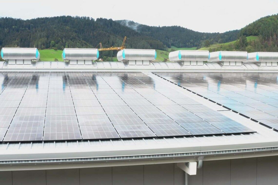 Solaranlagen auf dem Dach der Richard Neumayer GmbH: Das Unternehmen aus dem Schwarzwald arbeitet an seiner Klimabilanz.