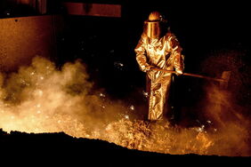 Stahlabstich bei der Salzgitter AG: Der Konzern trimmt seine Produktion auf Klimaneutralität. Mithilfe von Wasserstoff will er grünen Stahl erzeugen.