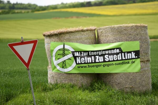 Protest gegen den Bau der Stromtrasse Suedlink: „Ja! Zur Energiewende. Nein! Zu Suedlink“ steht auf diesem Plakat. #energiwende