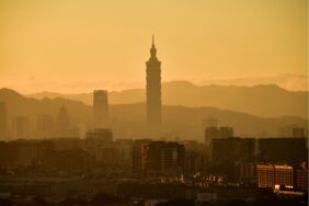 Skyline von Taipeh in der Dämmerung: Taiwan entwickelt sich zum Hotspot der Offshore-Windenergie in Asien.