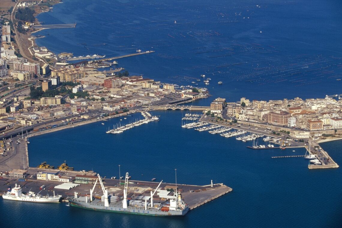 Luftbild des Hafens von Tarent: Hier soll Italiens erster Offshore-Windpark Beleolico entstehen. Da die Turbinen vom insolventen Hersteller Senvion geliefert werden sollten, dürfte sich der Bau verzögern.