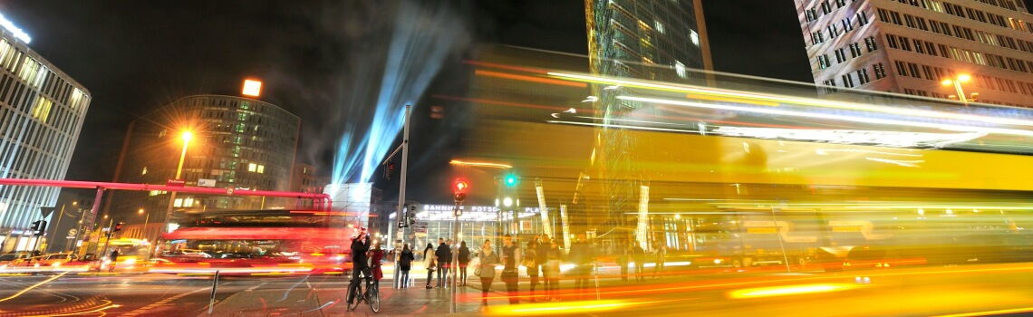 Nächtliche Beleuchtung am Potsdamer Platz in Berlin: Wie viel Strom braucht Deutschland, um Verkehr, Gebäude und Industrie zu elektrifizieren?