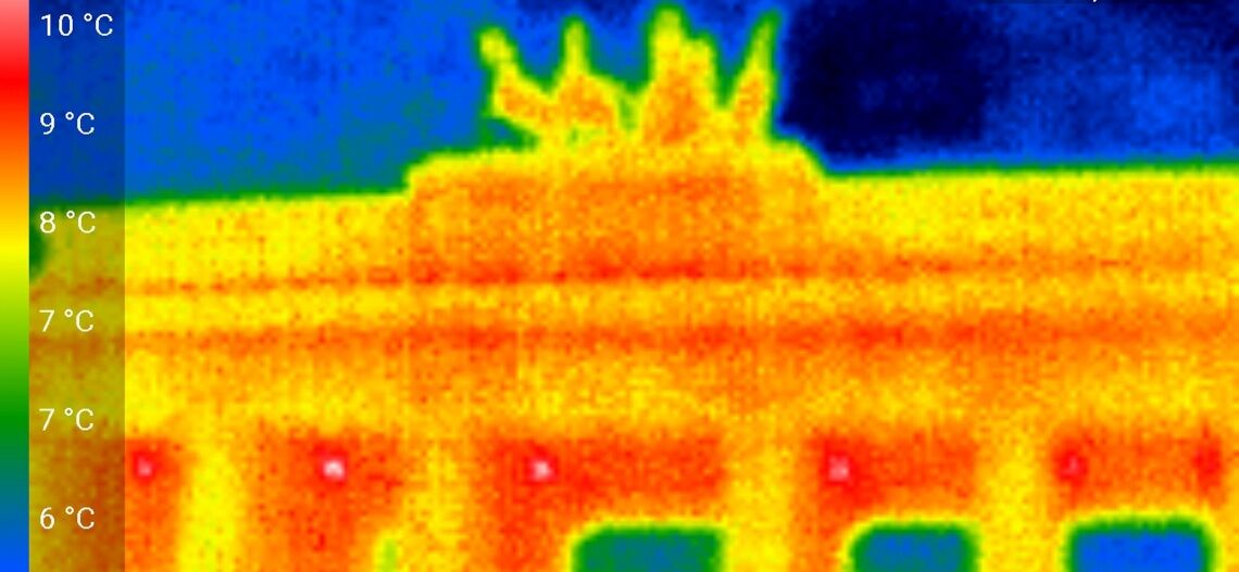 Wärmebild-Aufnahme des Brandenburger Tors: Die Stiftung Klimaneutralität sowie Agora Energiewende und Agora Verkehrswende haben 50 Politikinstrumente zum Klimaschutz vorgestellt.