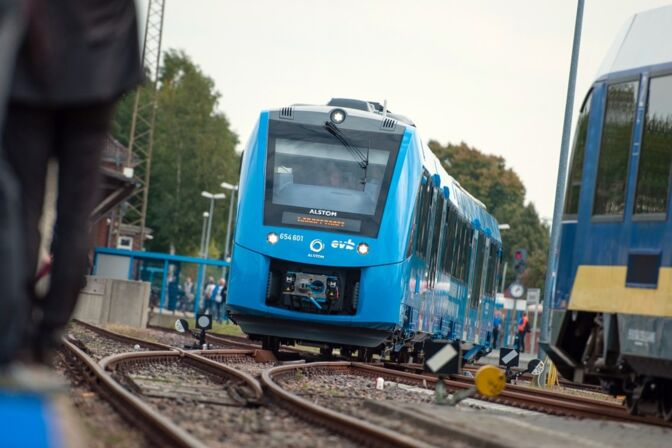 Mit Wasserstoff angetriebener Zug: Seit September 2018 verbindet das Alstom-Modell die Städte Cuxhaven, Bremerhaven, Bremervörde und Buxtehude in Niedersachsen.