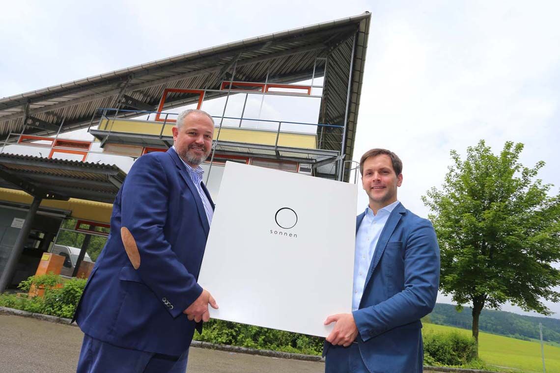 Sonnen GmbH in Wildpoldsried: Christoph Ostermann und Philipp Schröder präsentieren einen Solarspeicher des Unternehmens.