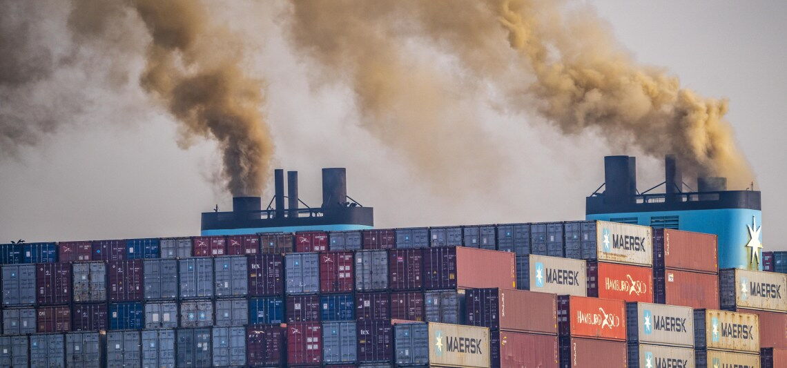 Grüner ins Blaue: Bio-LNG, Wasserstoff und Ammoniak sollen die Schifffahrt von ihrem Schweröl-Problem befreien und klimafreundlich machen.