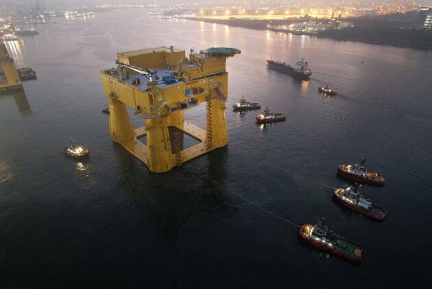 Konverterstation DolWin epsilon: Die gewaltige Plattform wird per Schiff von Singapur zur Endmontage nach Haugesund in Norwegen transportiert. Foto: TenneT