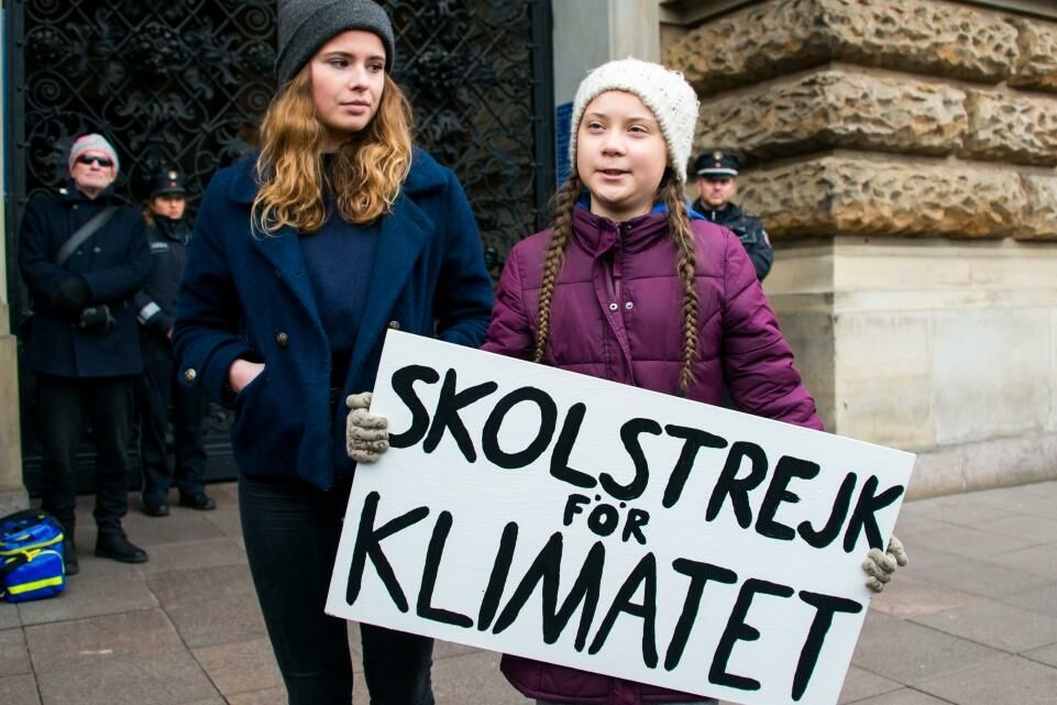 uisa Neubauer (l), deutsche Klimaaktivistin und eine der Hauptorganisatorinnen des Schulstreiks Fridays for Future, und Greta Thunberg, schwedische Klimaaktivistin, stehen vor dem Rathaus. picture alliance/Daniel Bockwoldt/dpa