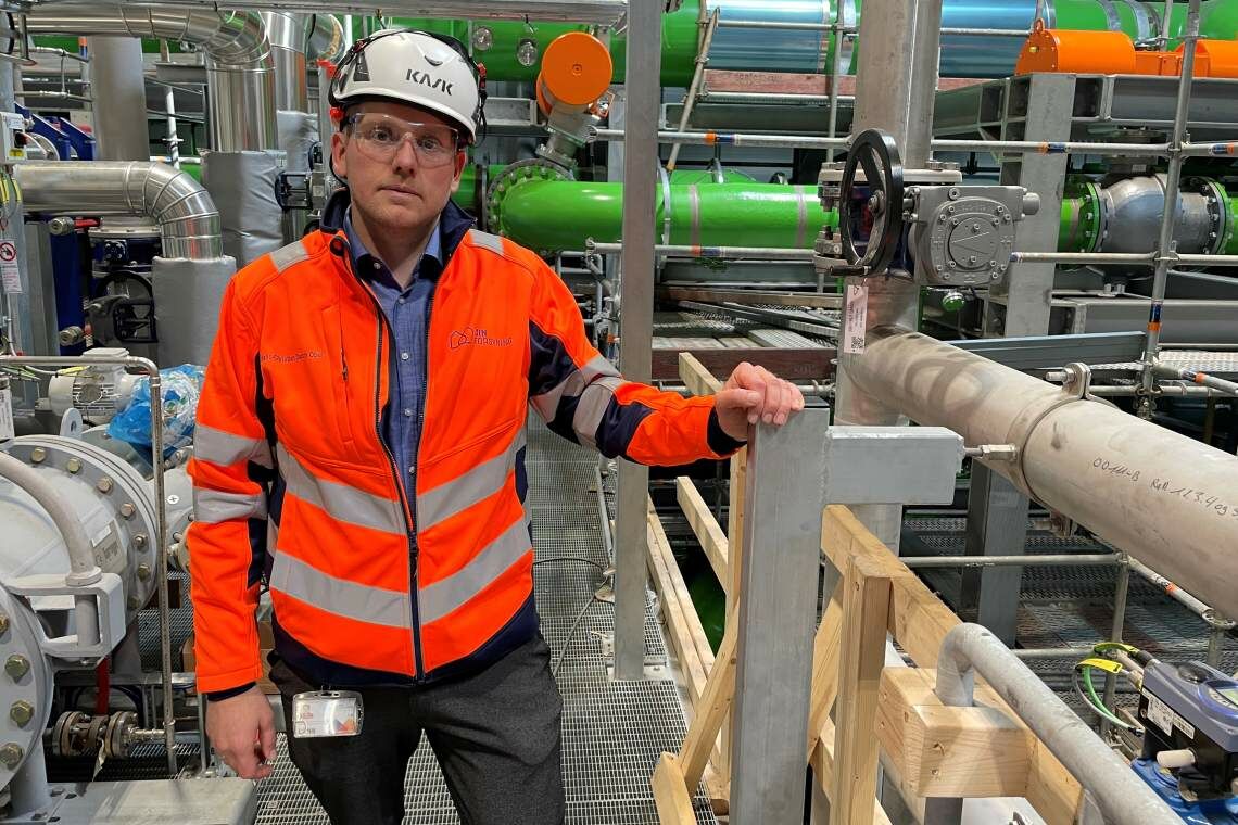 Hans Christian Damm Obel von DIN Forsyning erklärt die Funktionsweise der Groß-Wärmepumpe in Esbjerg.