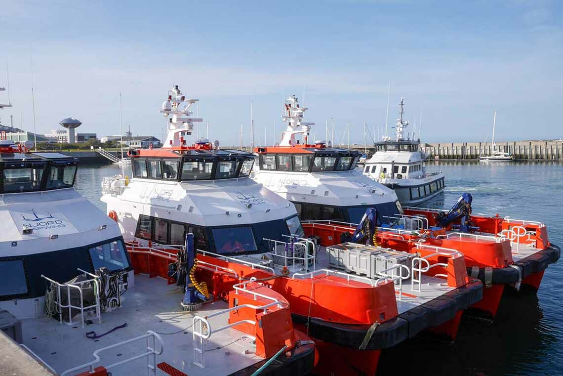 Schiffe der Offshore-Windparkbetreiber im Hafen von Helgoland: Die Katamarane bringen die Arbeiter zu den Windrädern.