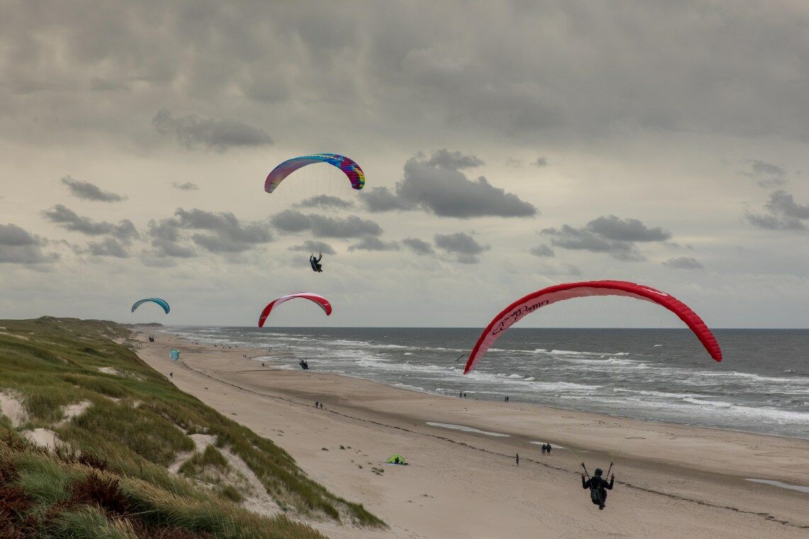 Paraglider bei Hvide Sande: Die Stadt in Westdänemark setzt auf Windräder und Tourismus zugleich.