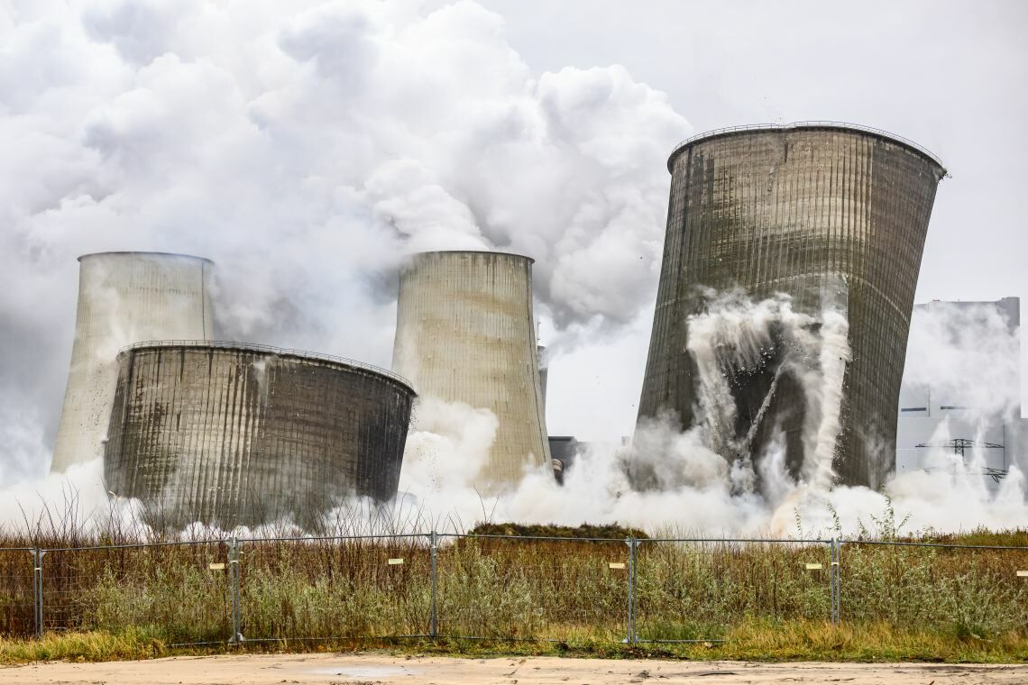 Sprengung der Kühltürme des Braunkohlekraftwerks Boxberg II in der Lausitz: Mit dem Umstieg auf erneuerbare Energien werden fossile Kraftwerke zunehmend unwirtschaftlich.