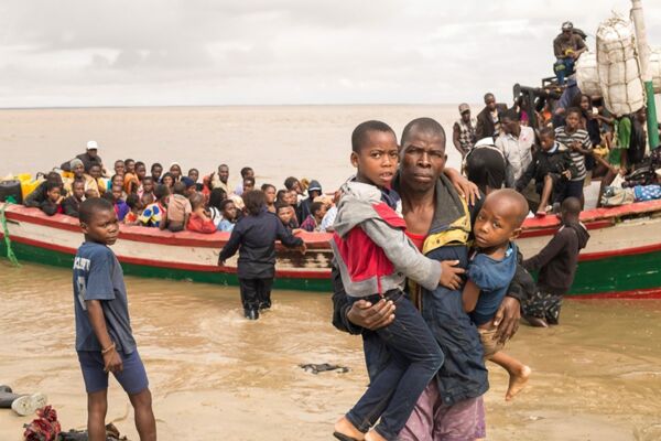 Zyklon Idai in Mosambik: Opfer des Wirbelsturms treffen per Boot in einem Hilfscamp in Beira ein.