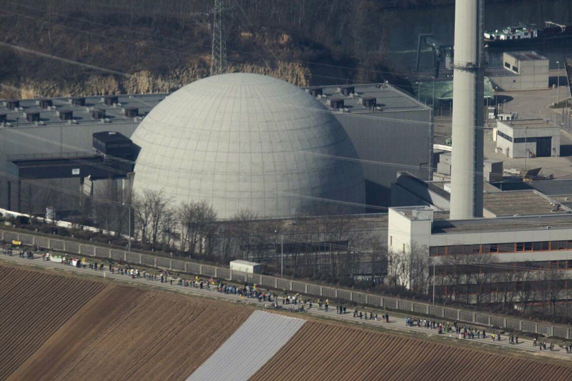 Das Atomkraftwerk Neckarwestheim mit der Menschenkette, die vom Kraftwerk bis ins rund 40 Kilometer entfernte Stuttgart reichte. Diese Demonstation gegen Atomkraft fand nur einen Tag nach der Katastrophe von Fukushima statt. Das Atomkraftwerk Neckarwesthe