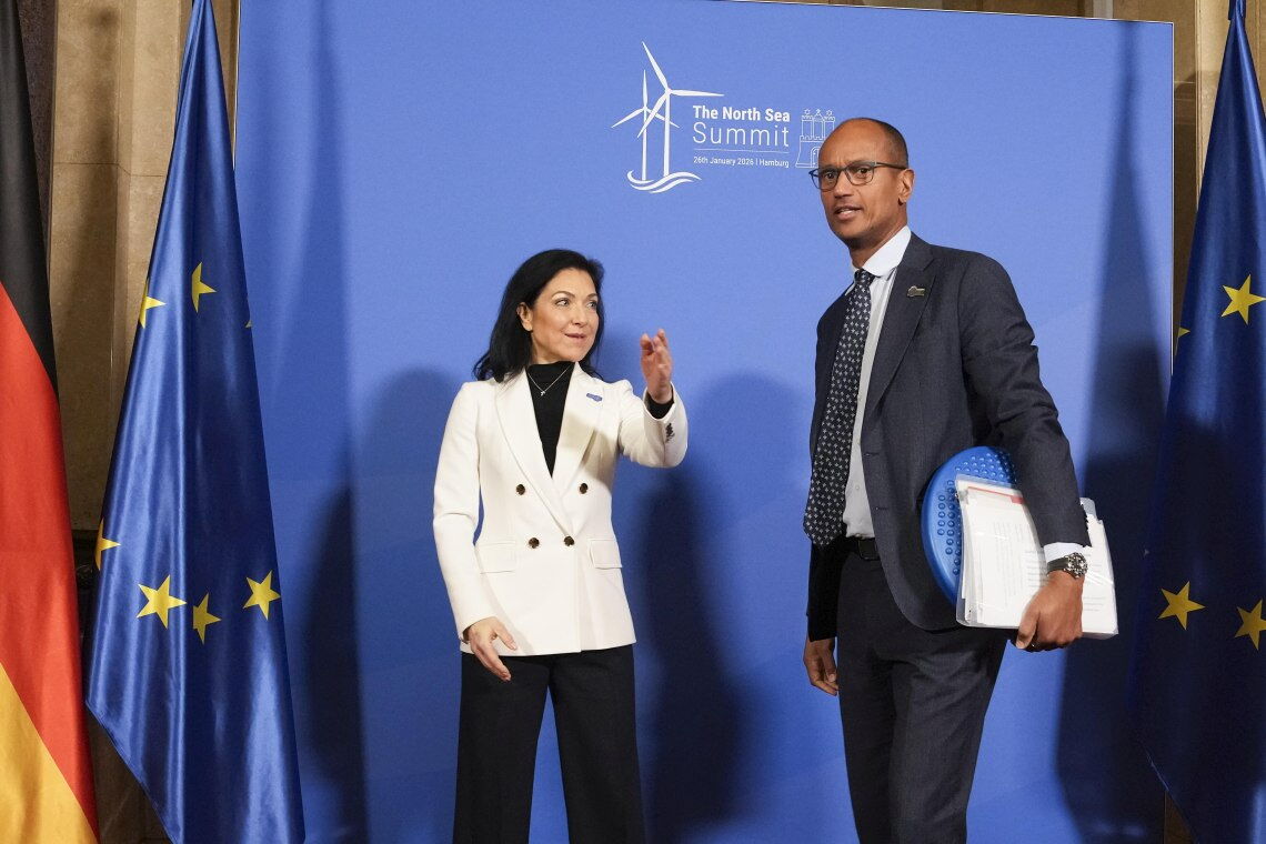 Bundeswirtschaftsministerin Katherina Reiche empfängt beim Nordsee-Gipfel in Hamburg Jean-Charles Ellermann-Kingombe, den stellvertretenden Nato-Generalsekretär für Cyber- und Digitale Transformation.