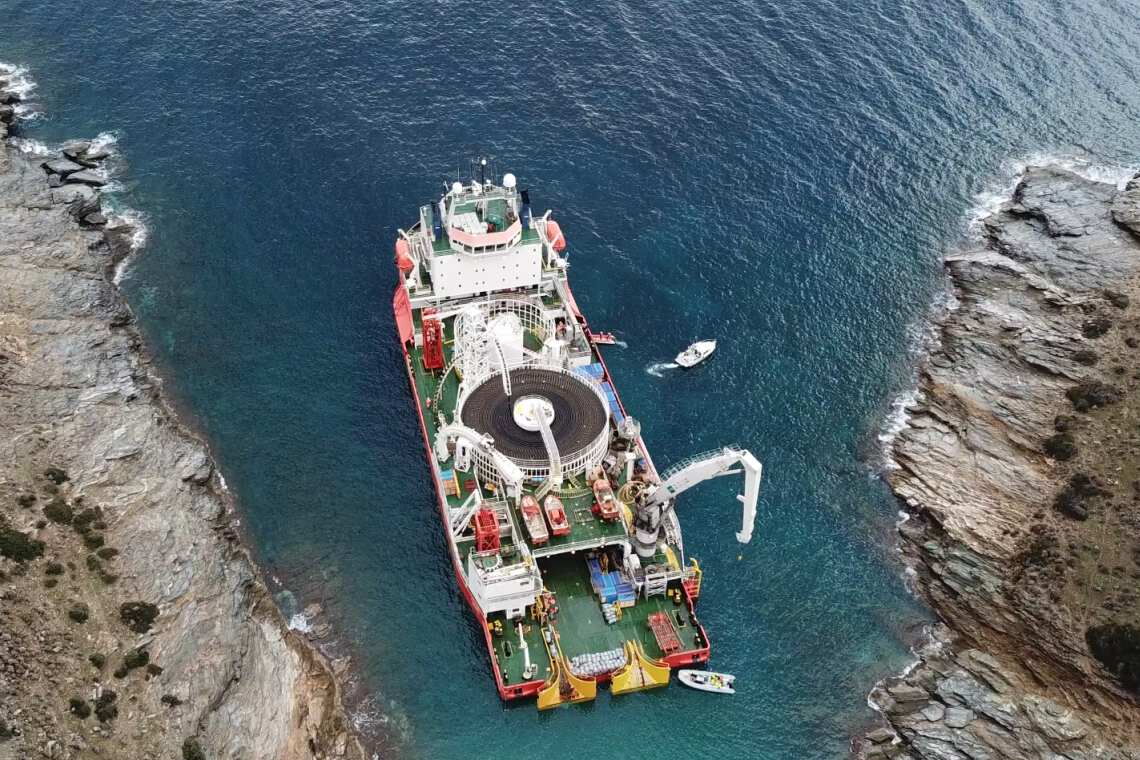 Kabelschiff von Hellenic Cables: Das Unternehmen produziert in Griechenland und Rumänien und hat unter anderem Hollandse Kuist Zuid verkabelt, den derzeit größten Offshore-Windpark der Welt.