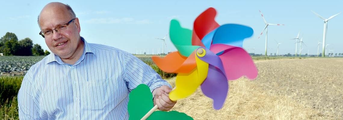 Peter Altmaier posiert mit einem Kinder-Windrad in einem Windpark. Als Umwelt-, Kanzleramts- und Wirtschaftsminister prägt er seit Jahren die Energiewende. Seine Bilanz ist mager.